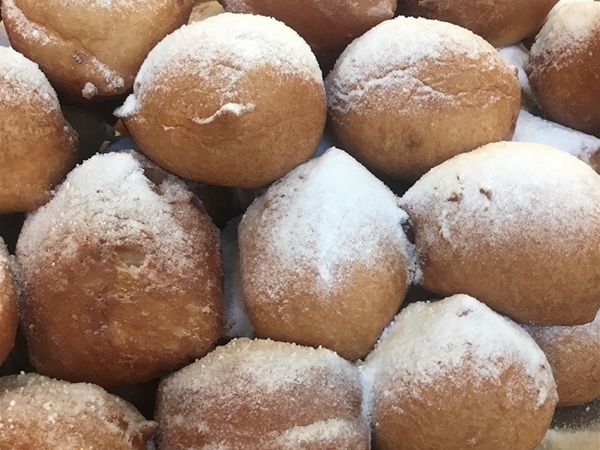 10 oliebollen naturel voor 12 euro 10 voor &euro; 12.00